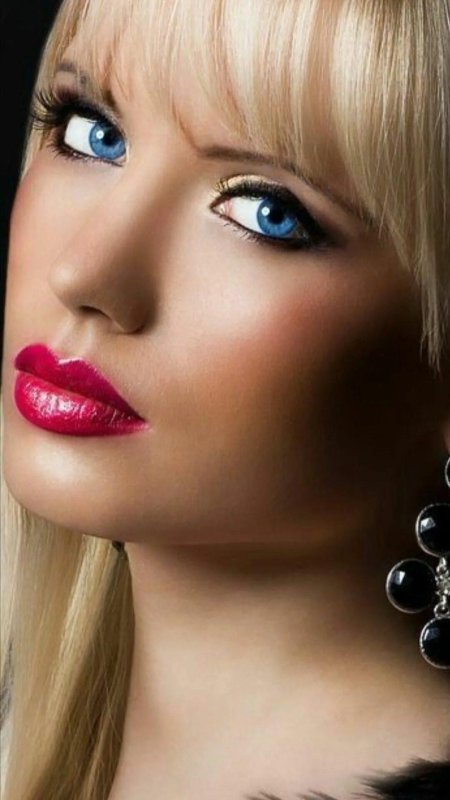 Красивое лицо блондинки