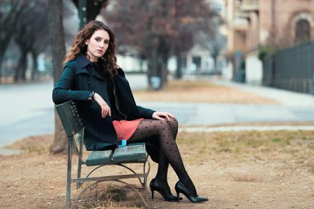 Девушки в колготках на улице