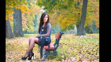Девушка в осеннем парке