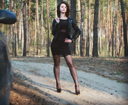 Фото в Сосновом лесу девушки