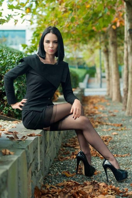 Девушки на улице в чулках