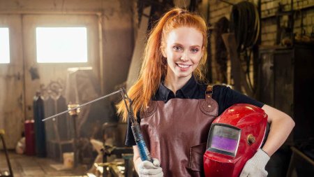 Девушка сварщик