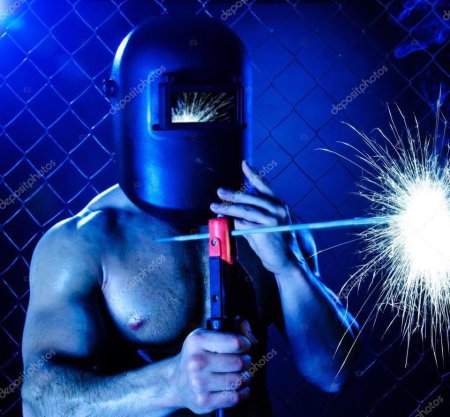 Мужчина сварщик