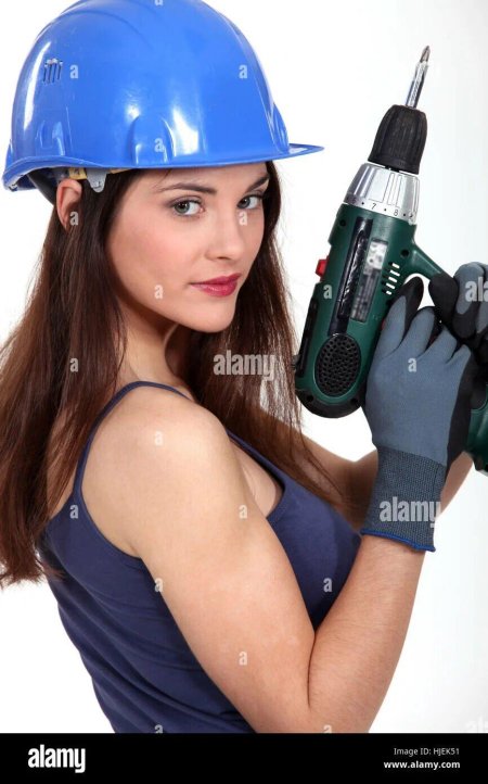 Девушка с дрелью