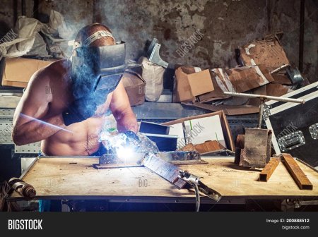 Мужчина сварщик