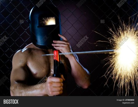 Накаченный сварщик