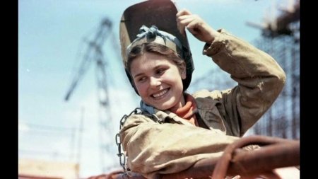 Девушка сварщица СССР