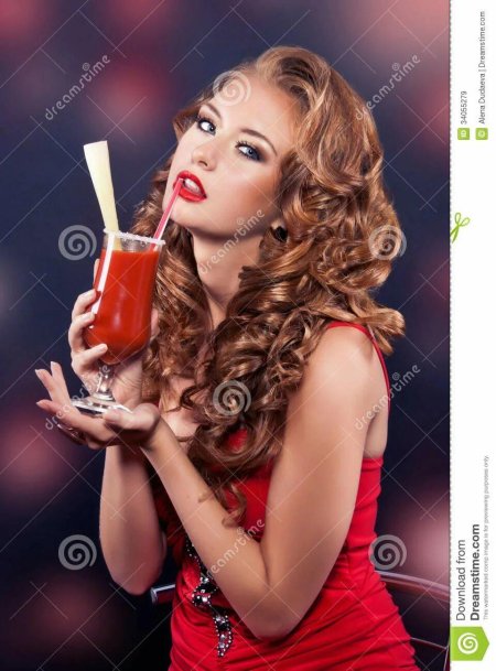 Девушка с бокалом кофе