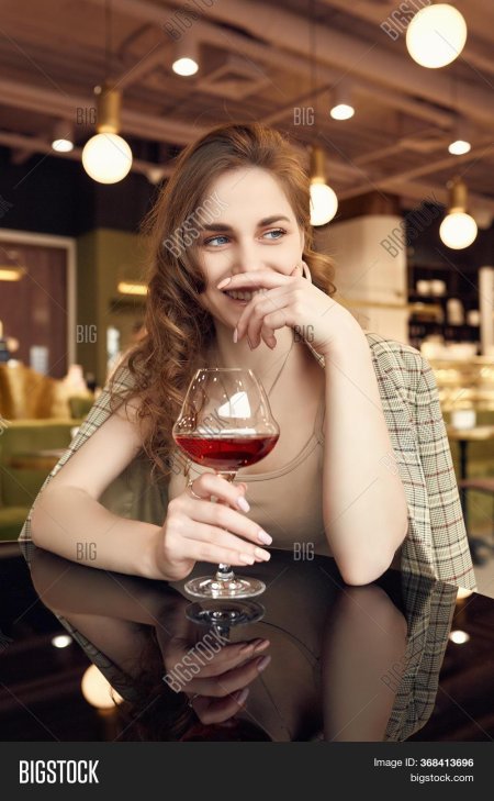 Девушка с бокалом
