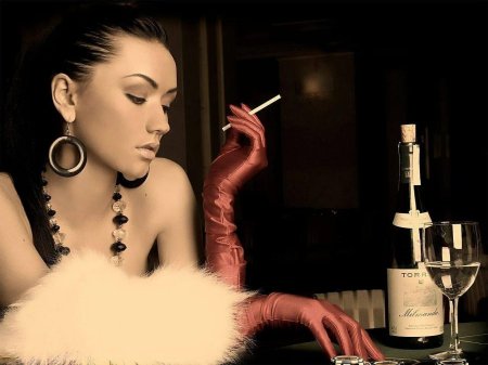 Девушка с бокалом