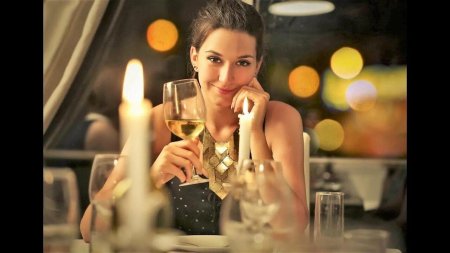 Девушка с бокалом вина