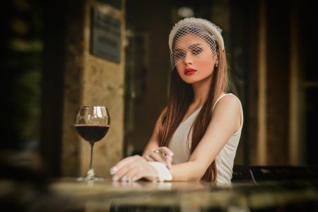 Красивая девушка с бокалом вина