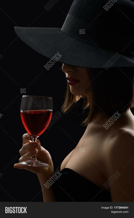 Женщина с бокалом