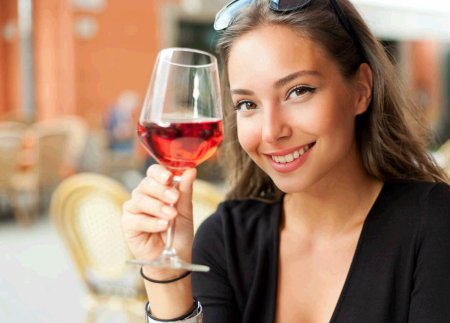 Девушка с бокалом