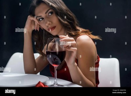 Девушка с бокалом вина