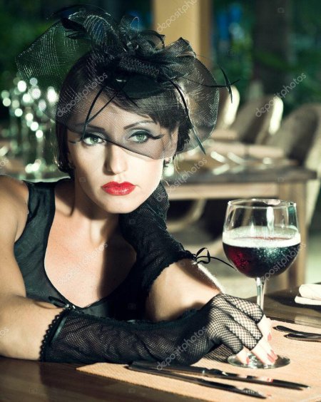 Женщина с бокалом