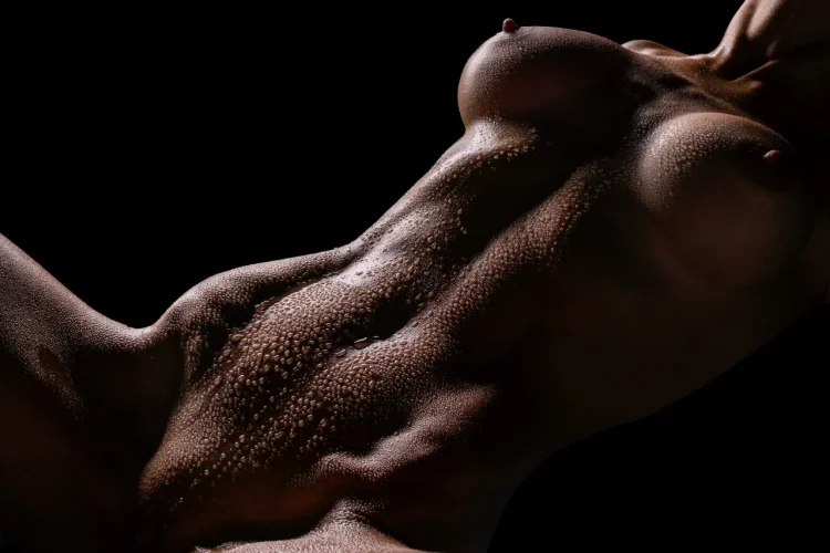 Голый мужик с женской грудью