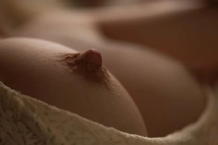 Возбужденные сосочки манят своей дерзкой и твердой формой